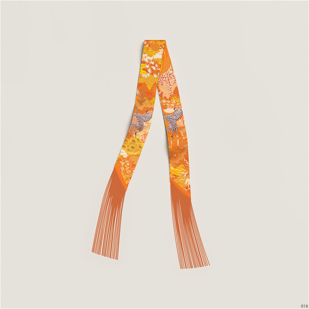 Luxuriöser Seidenschal mit Qua – Luxury Bags Sell Bewertung und Preis